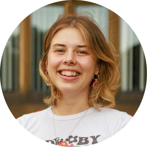 Geyning eshagida tukli xoroz